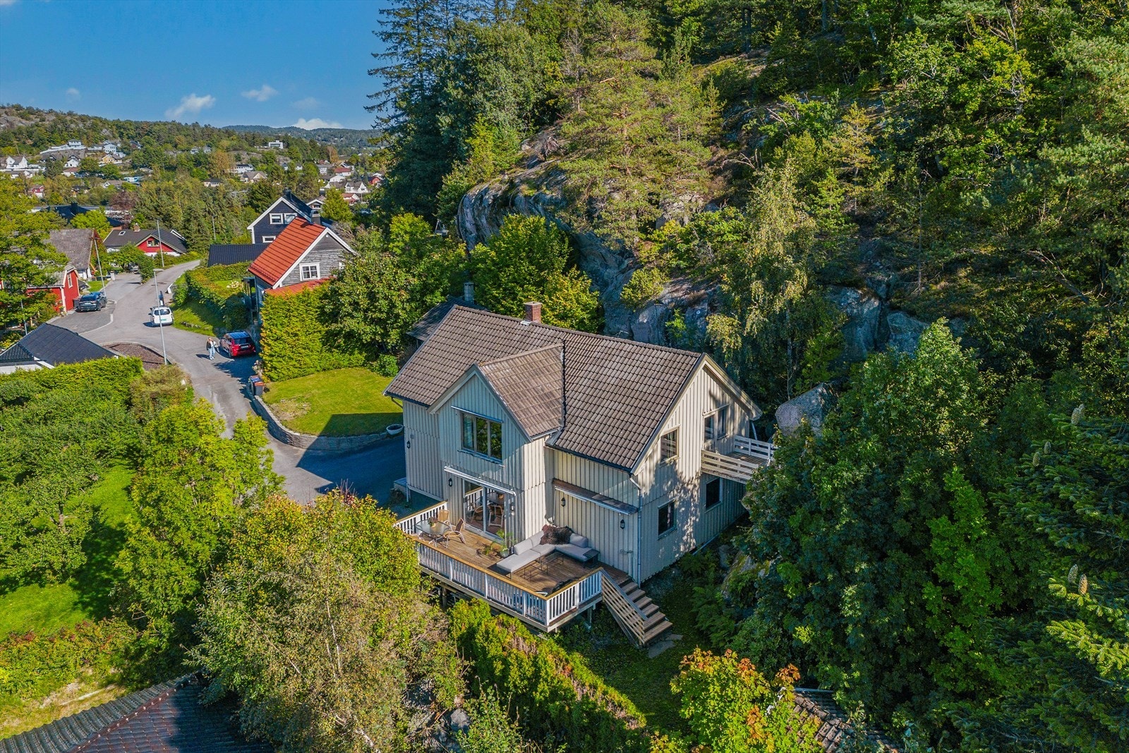 Boligen har fine uteplasser, og er godt skjermet og har lite innsyn. Galleribilde