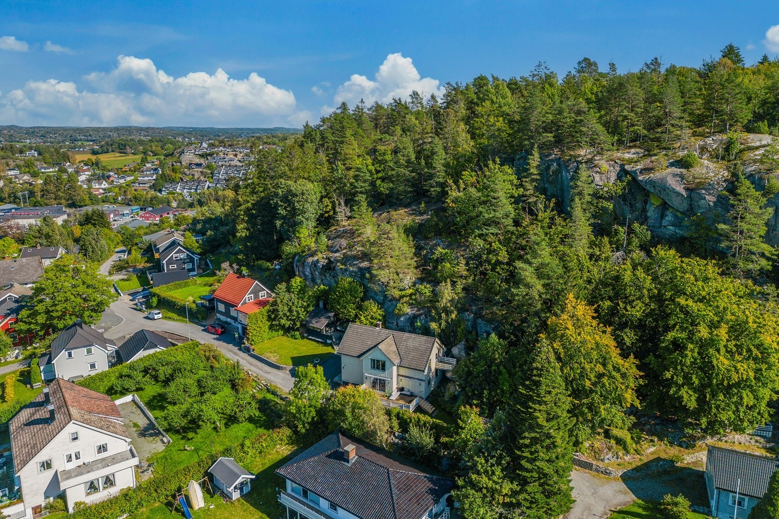 Det er et meget hyggelig nabolag med en fin spredning i alderssammensetning - stille og rolig. Galleribilde