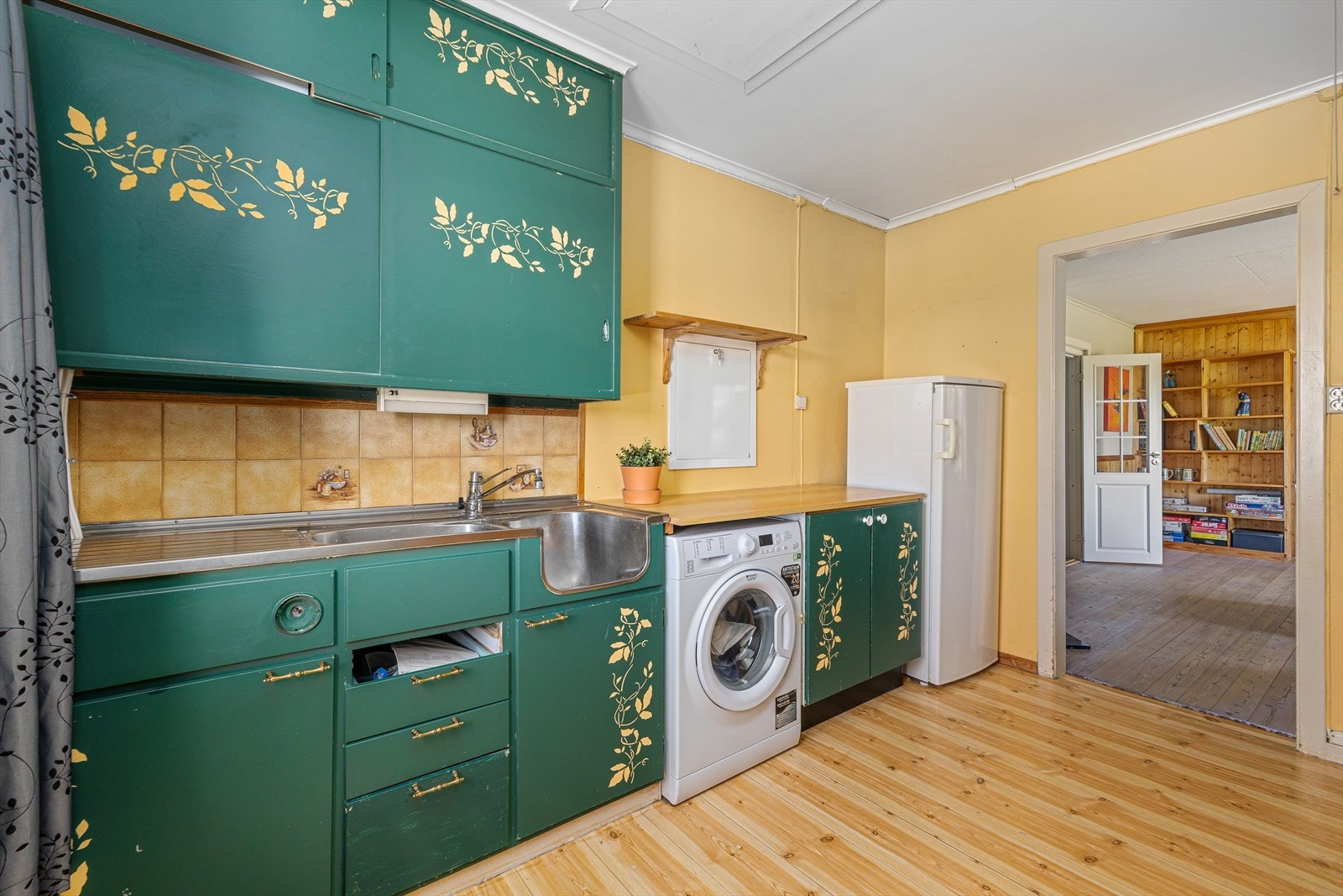 Benkeplaten er av laminat. Det er plass for kjøleskap og opplegg for vaskemaskin. Galleribilde