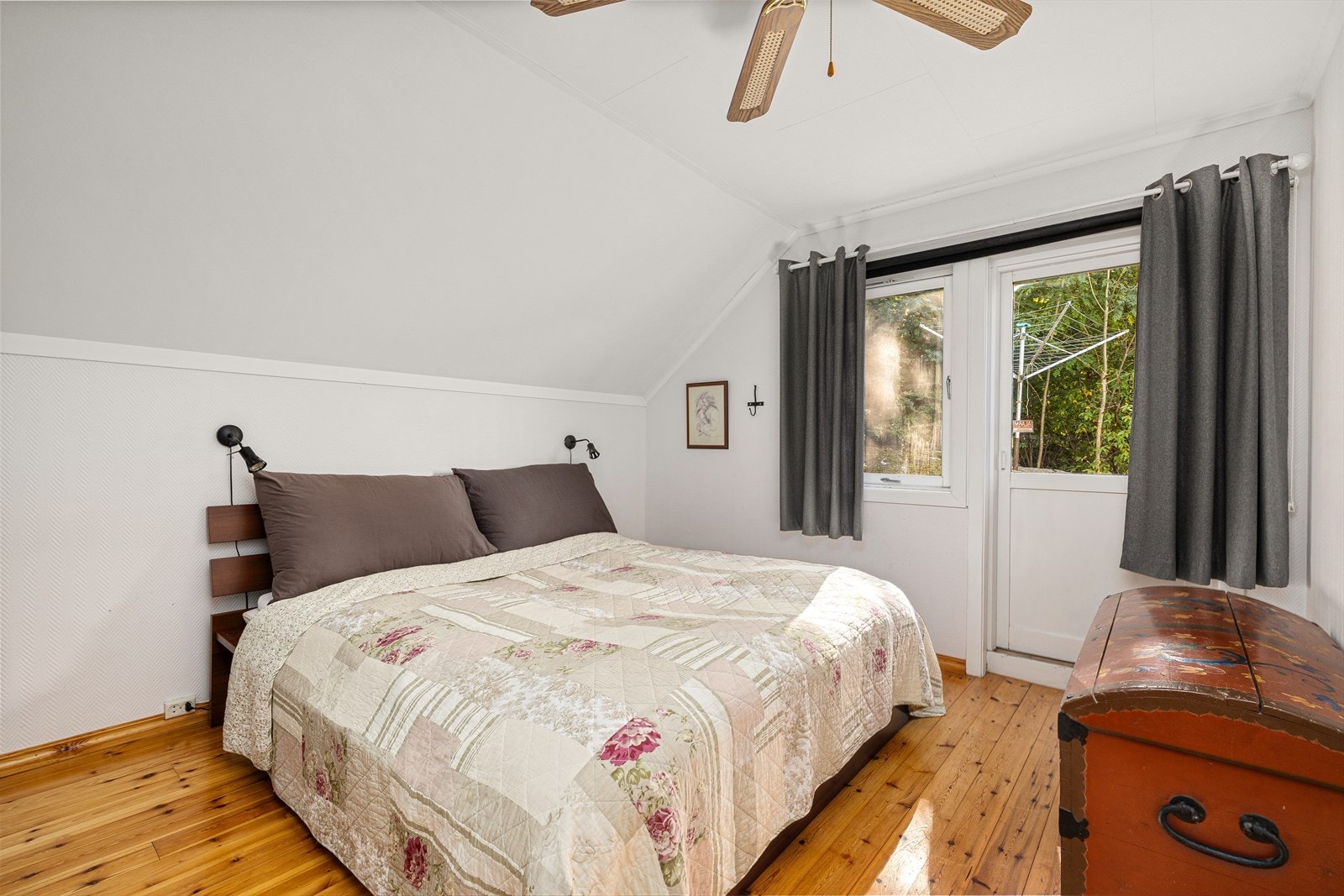 Utgang til solrik balkong fra det ene soverommet i 2.etasje. Galleribilde