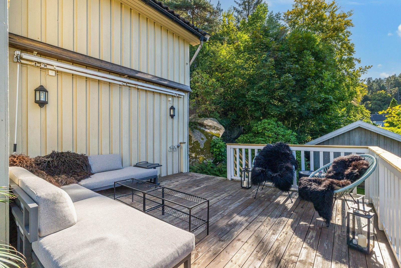 Terrasse i treverk ca 29 m2 utenfor stuen og med trapp til hagen. Galleribilde