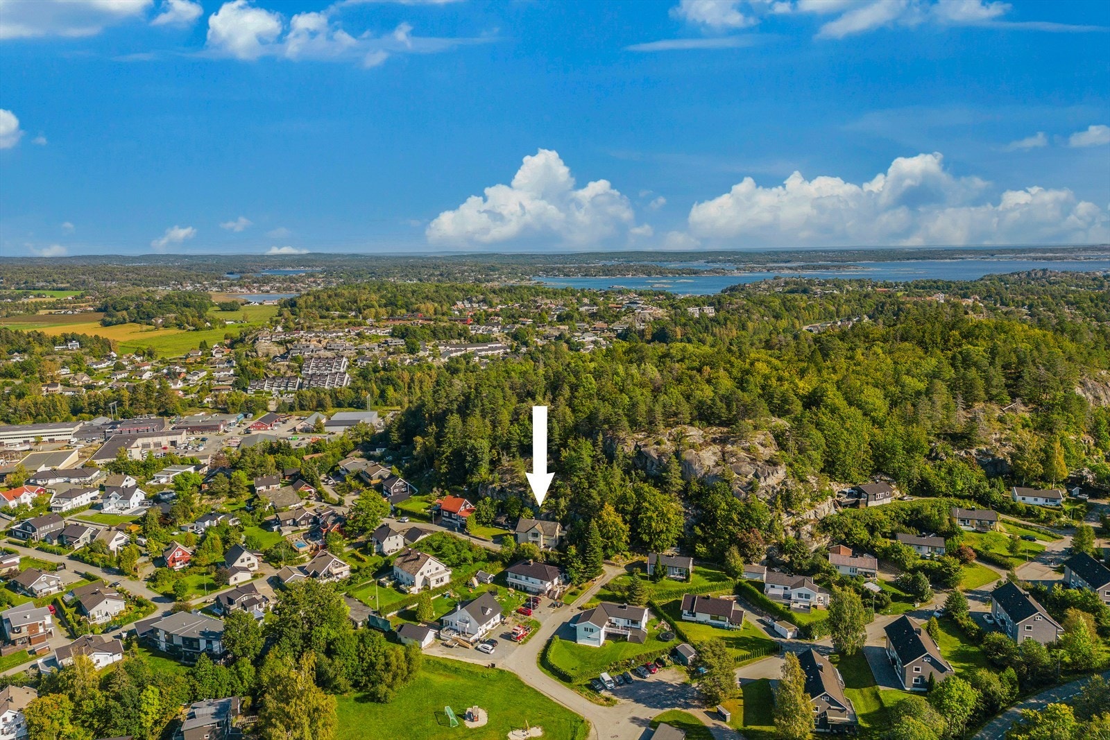 Her har du umiddelbar nærhet til fantastiske turområder, og samtidig er det kun 2,2 km inn til Sandefjord sentrum. Galleribilde