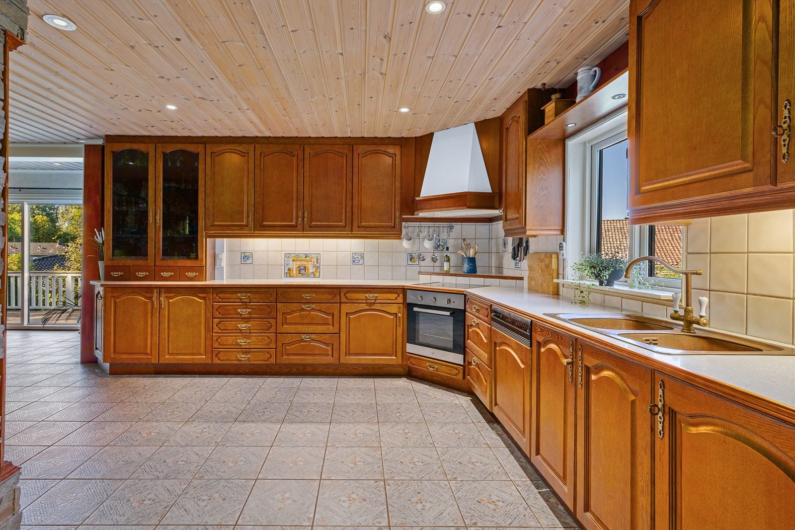 Kjøkkenet er et imponerende innholdsrikt rom med sosial løsning. Galleribilde