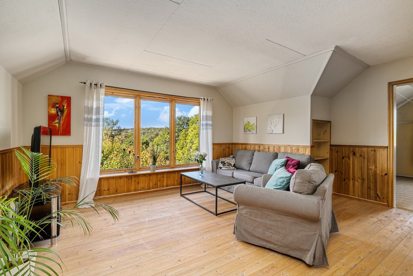 Stuen i 2. etasje, utgjør et stort rom hvor store og dels dype vindusflater, masse lys og herlig romfølelse dominerer inntrykkene. Galleribilde