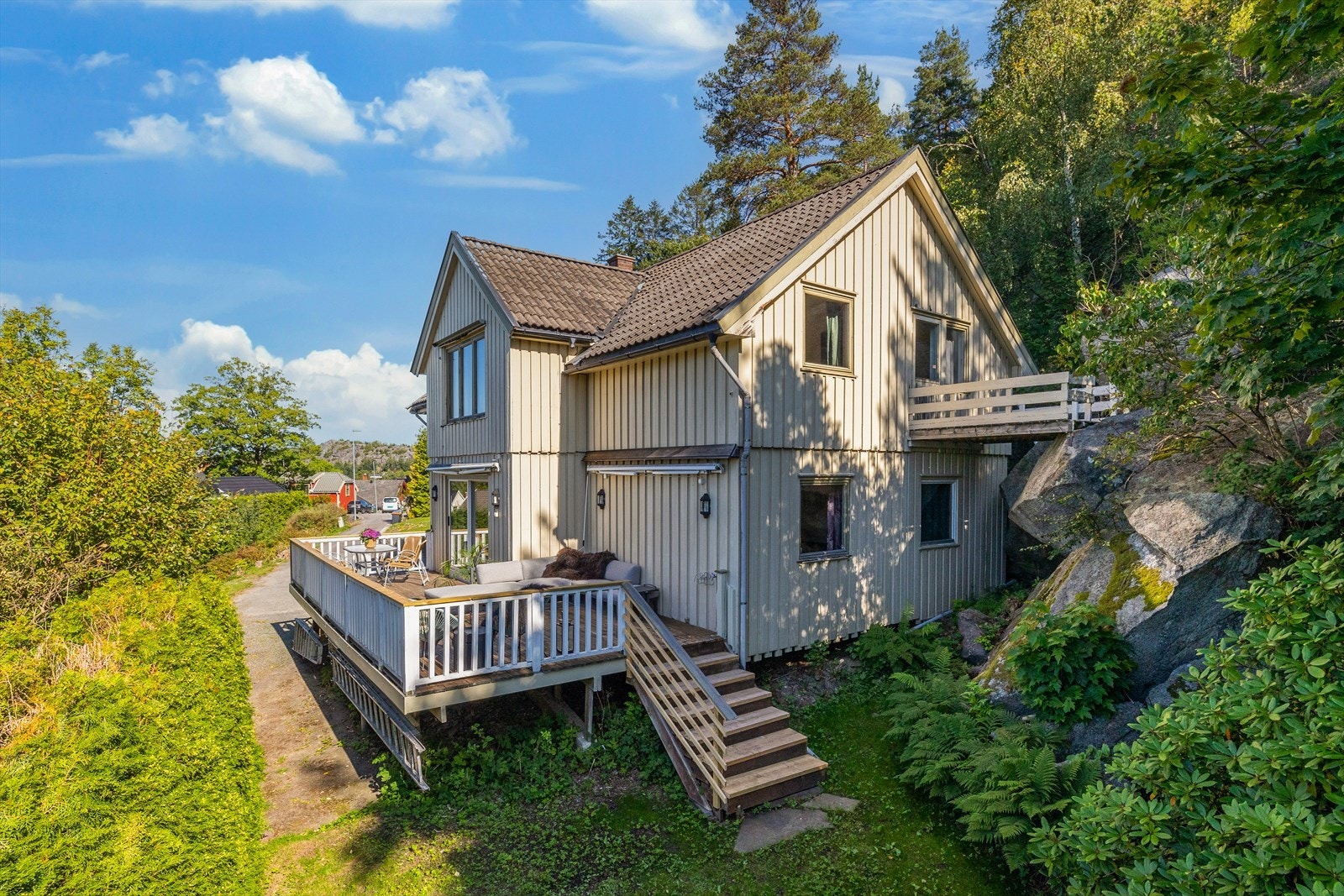 Eiendommen er solrik og dette gjenspeiler seg i eiendommens flotte og ikke minst usjenerte uteplasser. Galleribilde