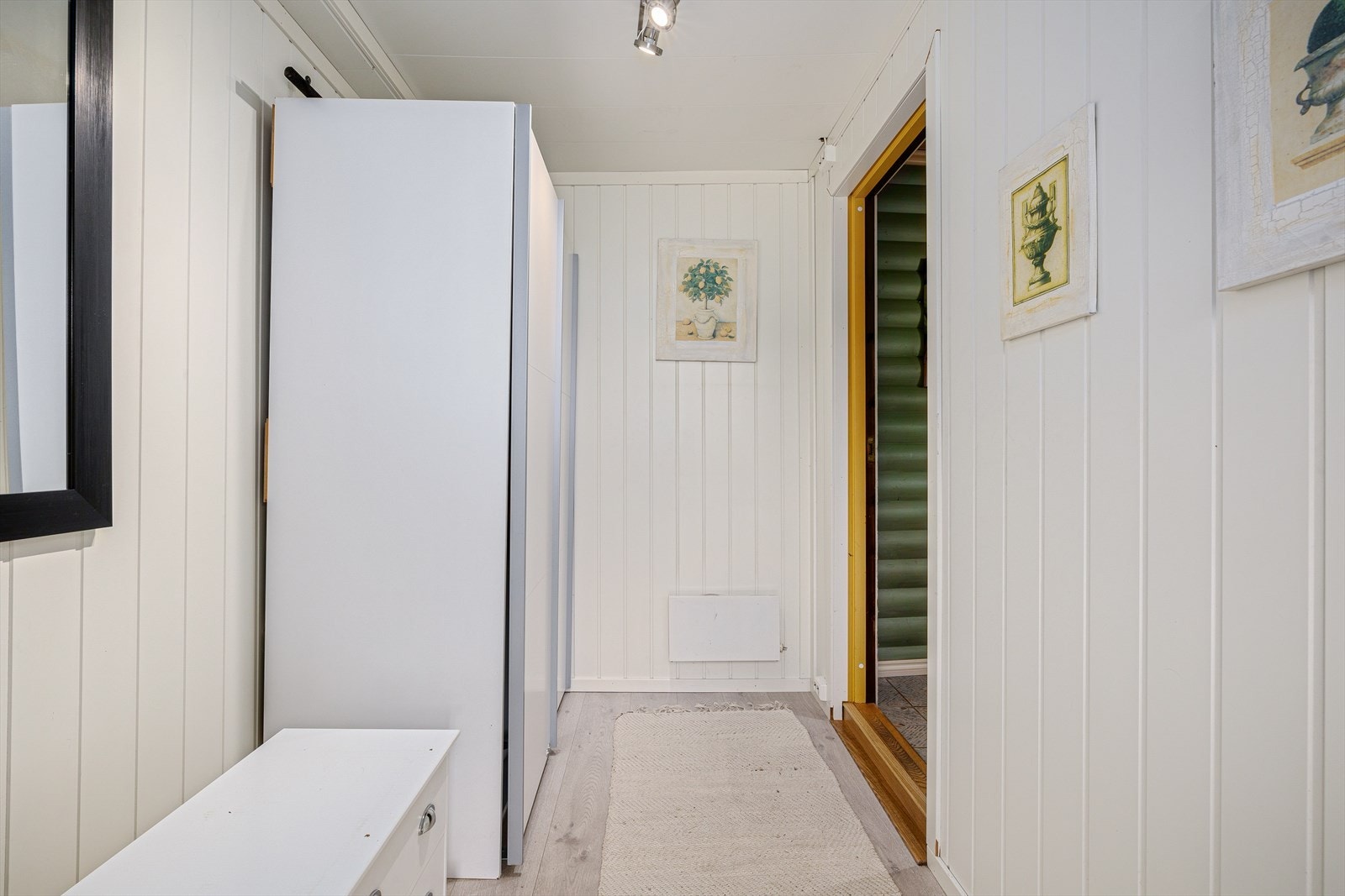 Første møte med boligen er en lys og pen entrè. Galleribilde