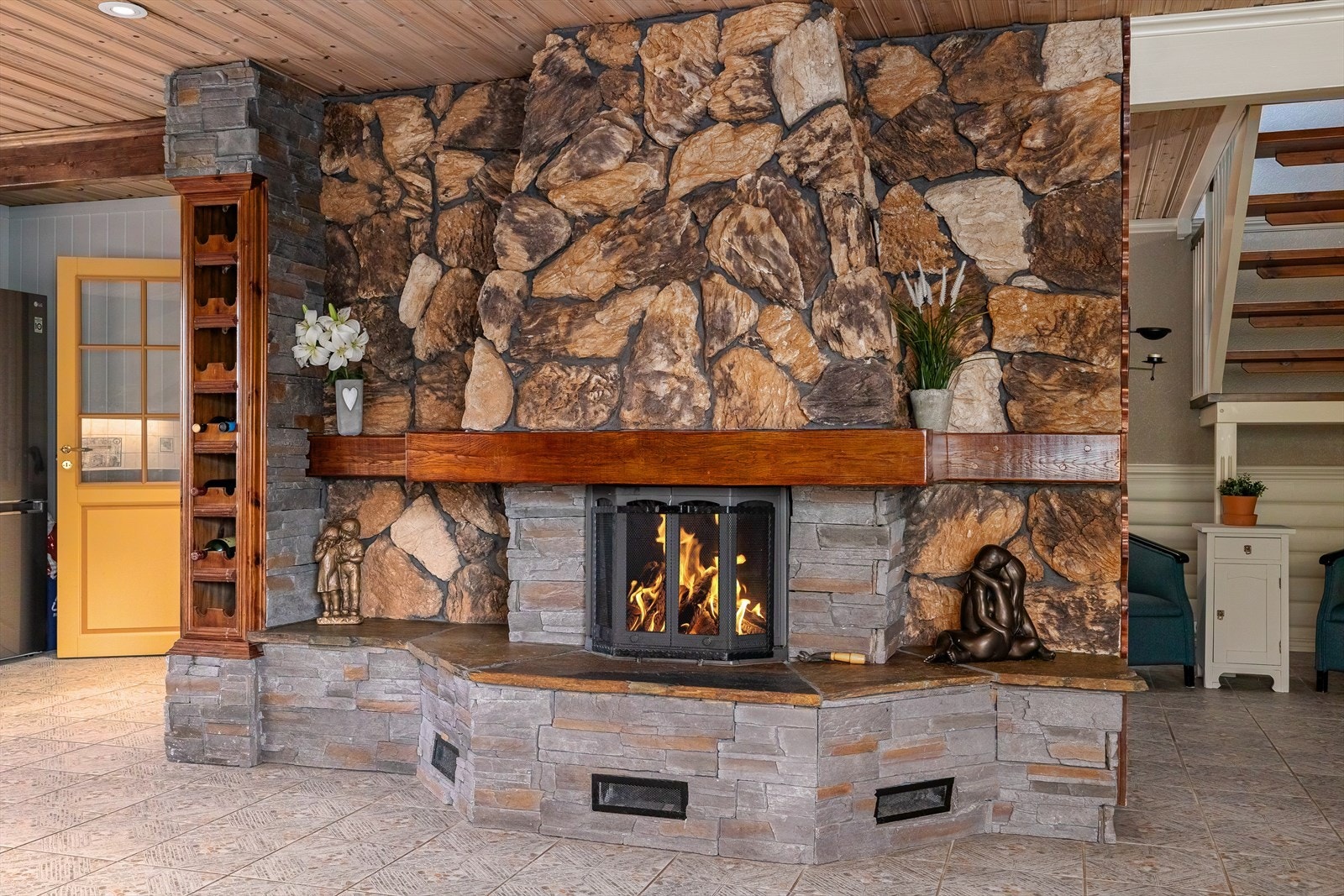 Hyggelig peisovn sentralt plassert i stuen. Galleribilde