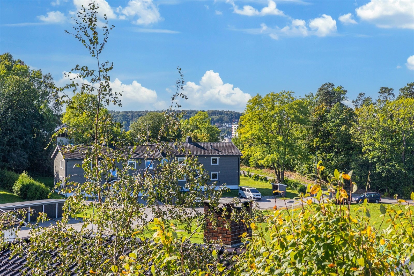 Flotte trær og varierte prydbusker sørger for å gi god skjerming for innsyn gjennom alle årstider. Galleribilde