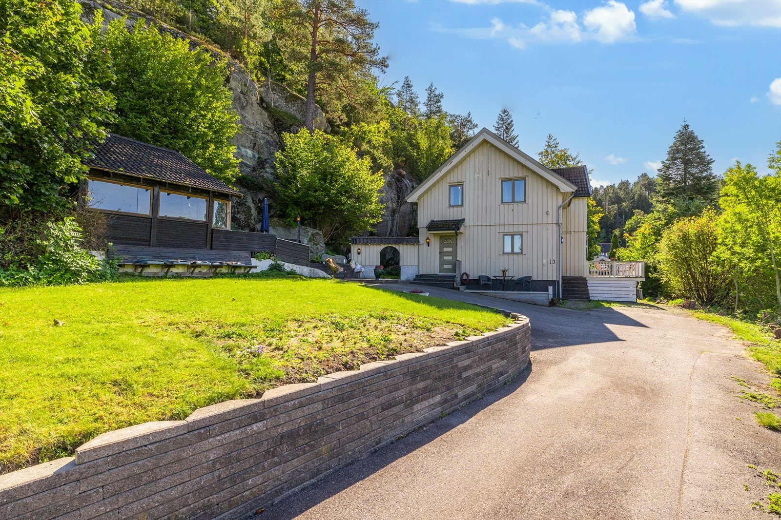 Bygningsmassen er plassert på en solrik tomt i særdeles barnevennlige omgivelser. Her er det god plass for lek og moro for hele familien! Galleribilde