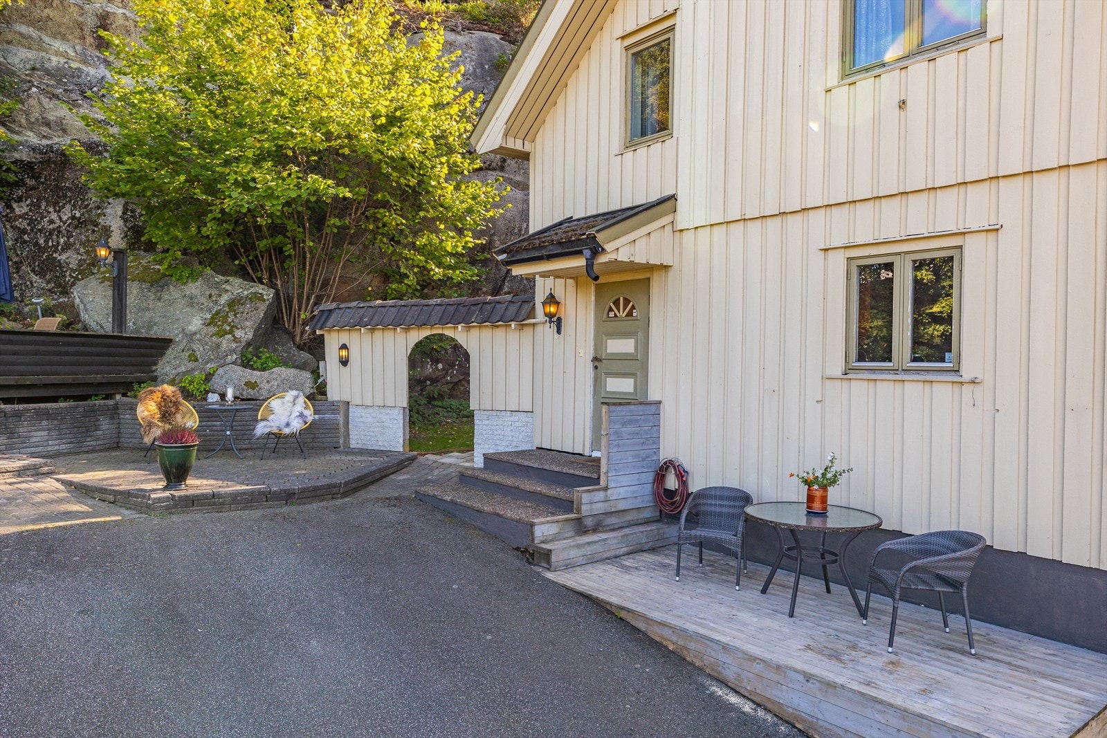 Hyggelig uteplasser ved inngangspartiet. Galleribilde