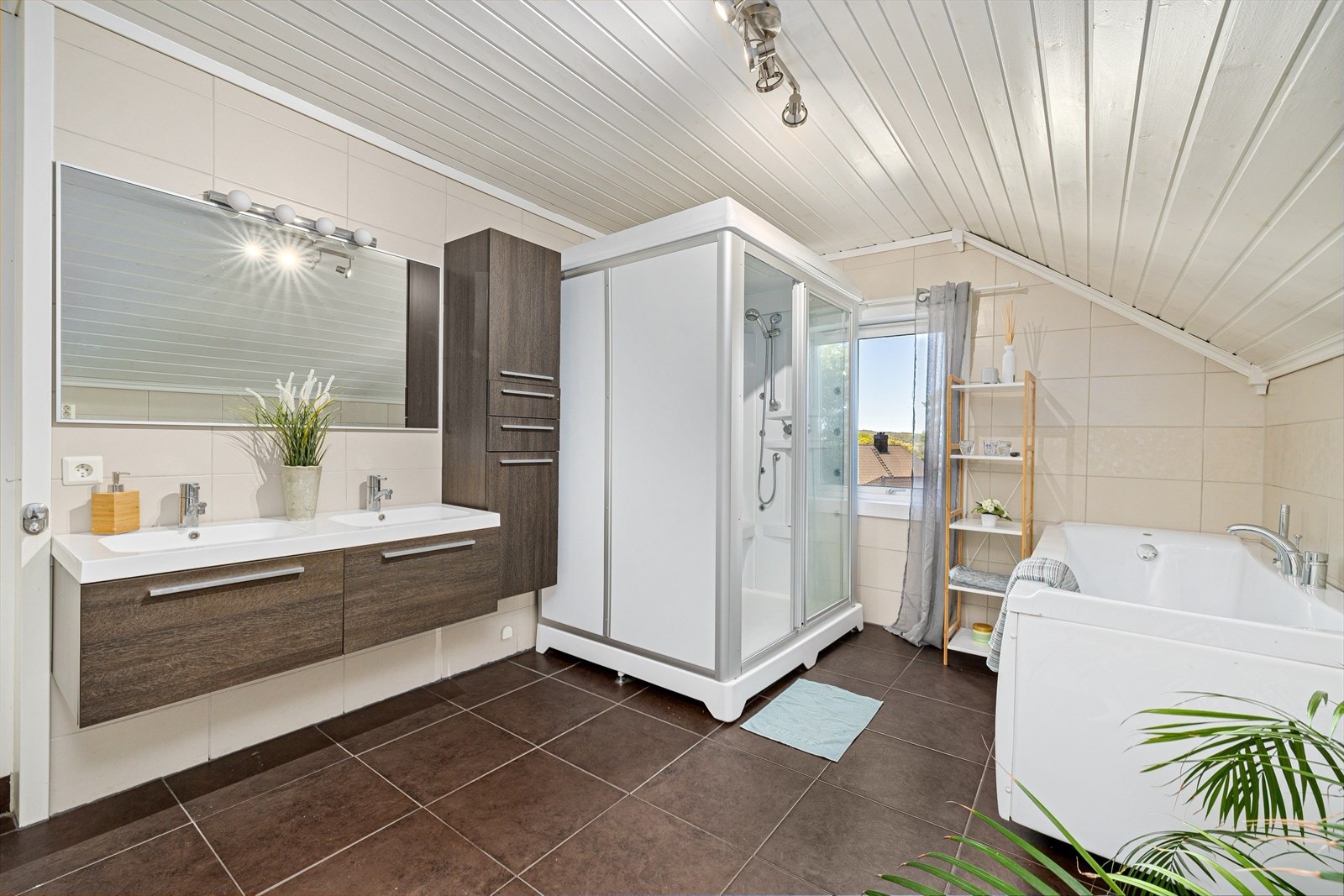 Baderomsinnredning med dobbelt servantskap, vegghengt wc, badekar og stor steamdusj. Galleribilde