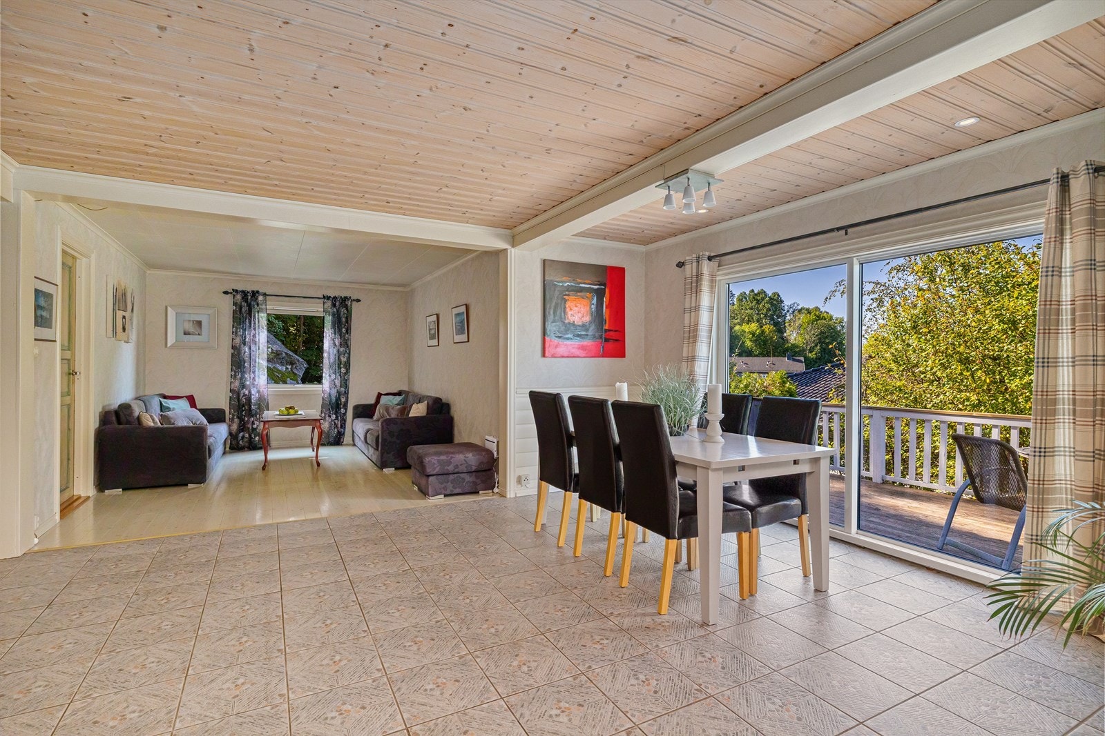 Stuen er delikat og romslig hvor store vindusflater, masse lys og herlig romfølelse dominerer inntrykkene. Galleribilde