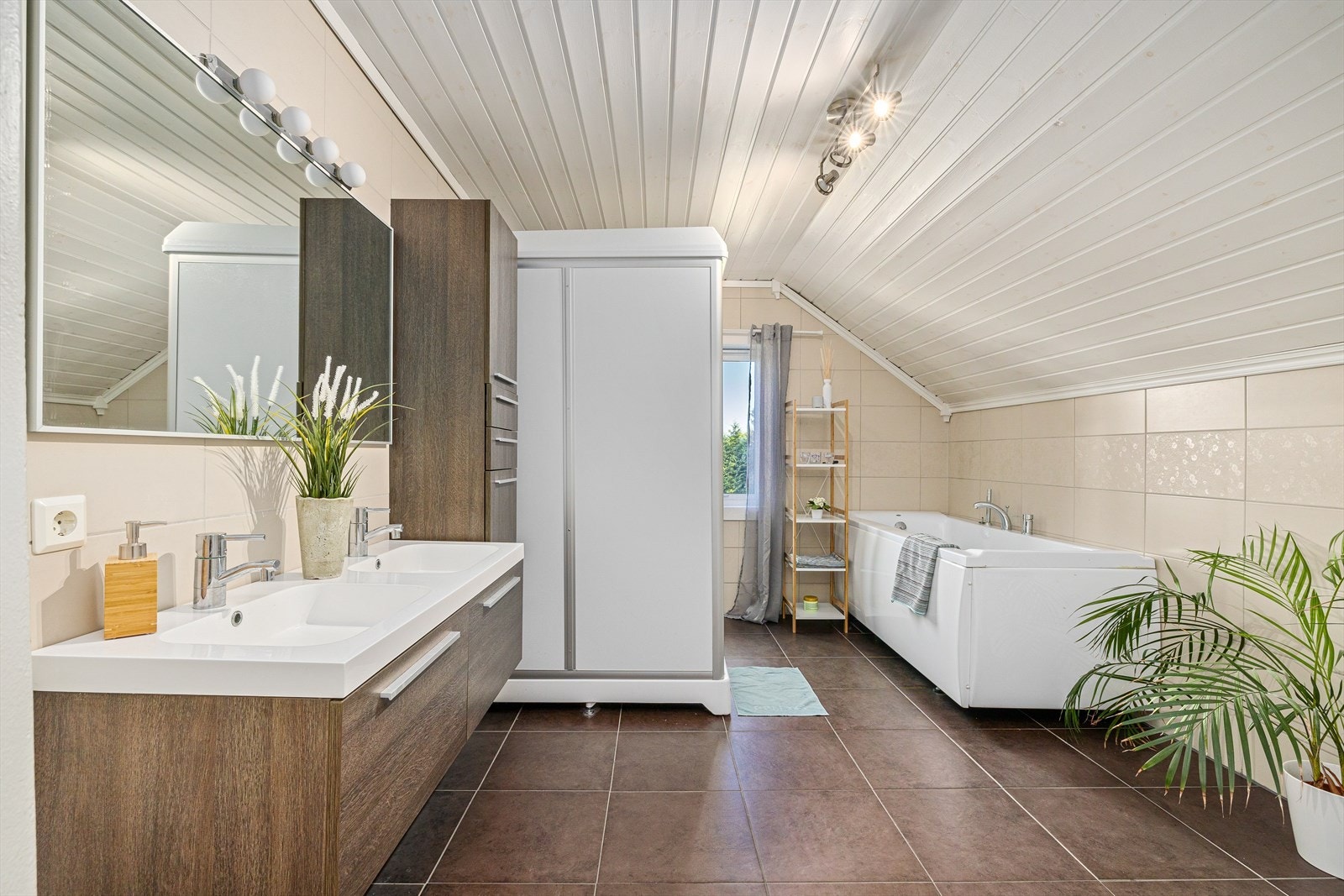 Flislagt baderom 2. etasje med gulvvarme. Galleribilde