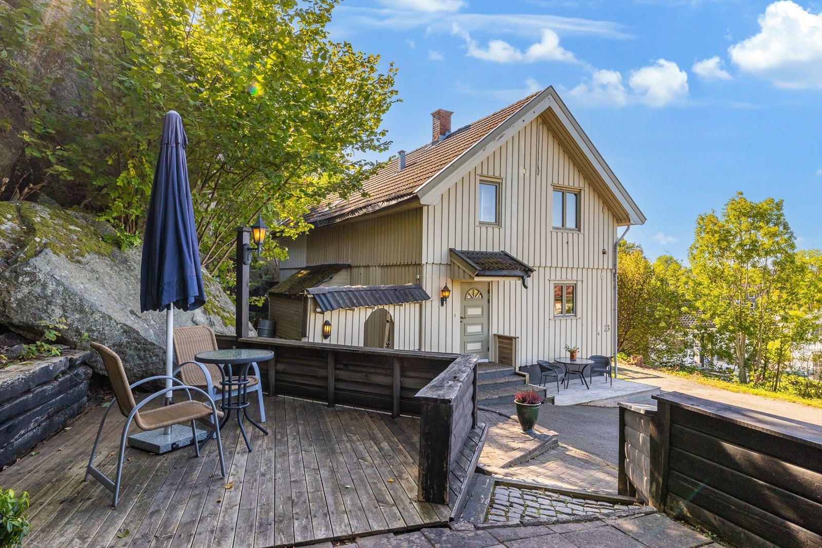 Dette koselige "uterommet" er godt skjermet av gjerde som gir en privat og lun atmosfære. Galleribilde