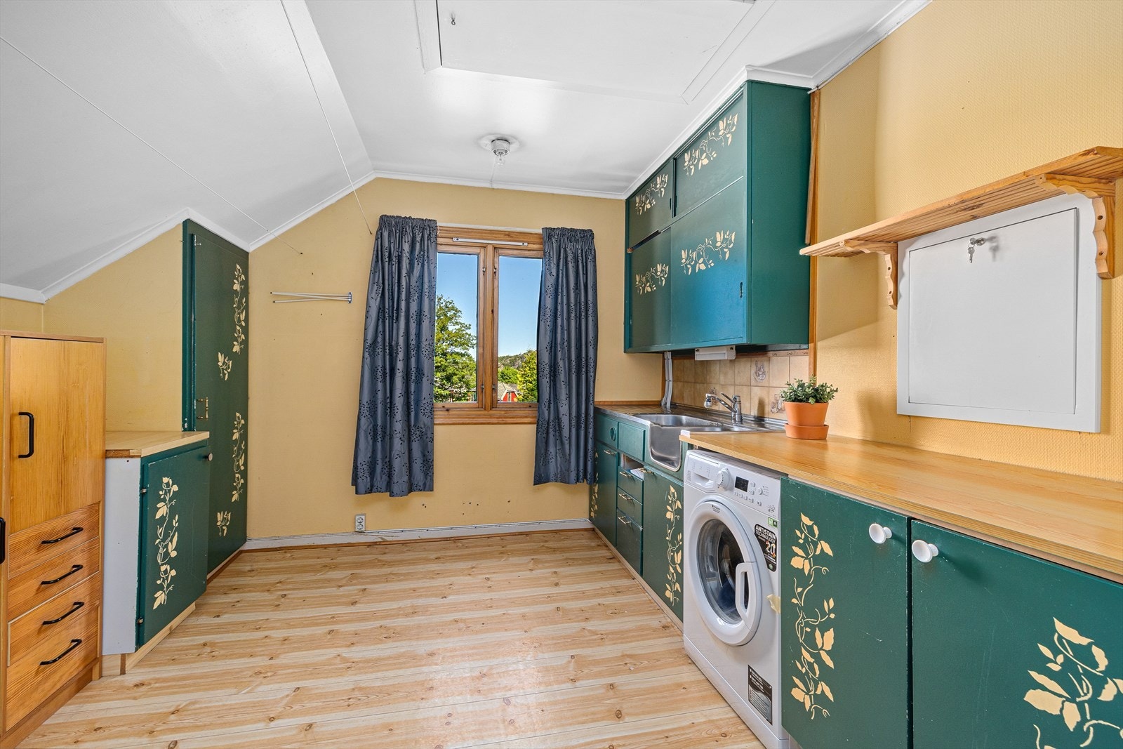 Kjøkken i 2. etasje har innredning med malte glatte fronter. Galleribilde