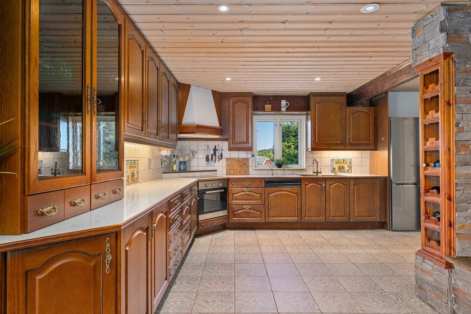 Kjøkkenet har innredning med beiset eik heltre profilerte fronter. Galleribilde