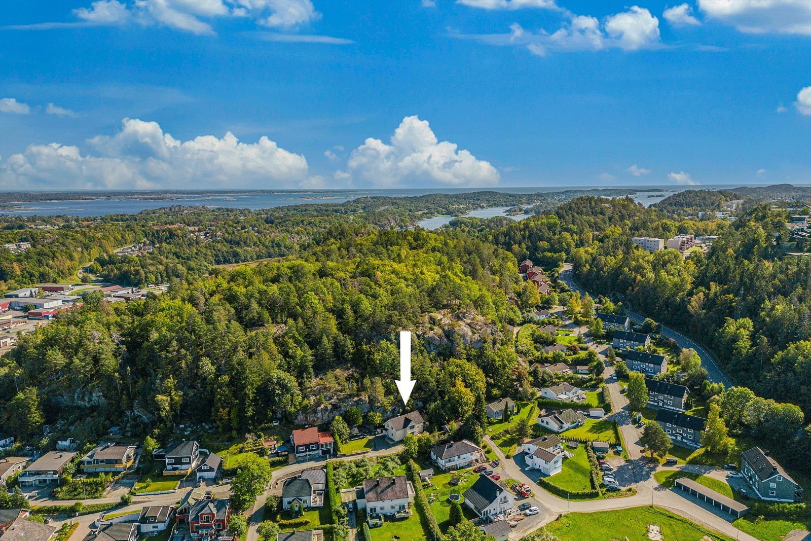 Eneboligen ligger i et hyggelig og barnevennlig boligområde på Kamfjord i Sandefjord kommune. Galleribilde