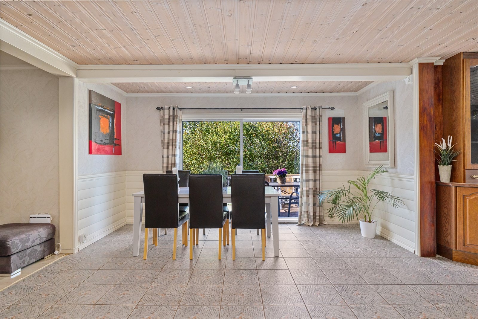 I boligens spisestue er det plass til stort langbord hvor man kan samle familie og venner til hyggelig samvær. Galleribilde