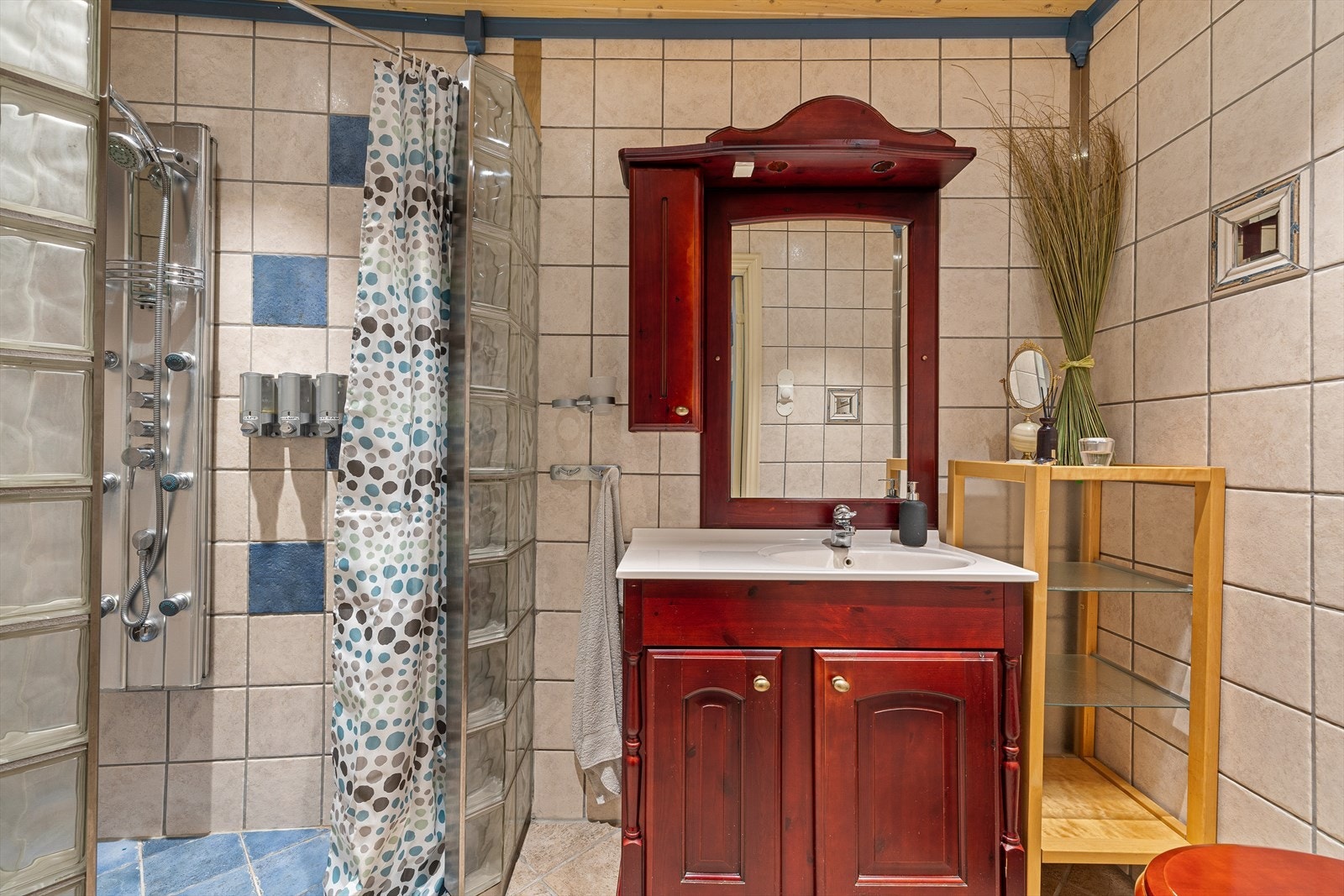 Flislagt baderom 1. etasje med gulvvarme. Galleribilde