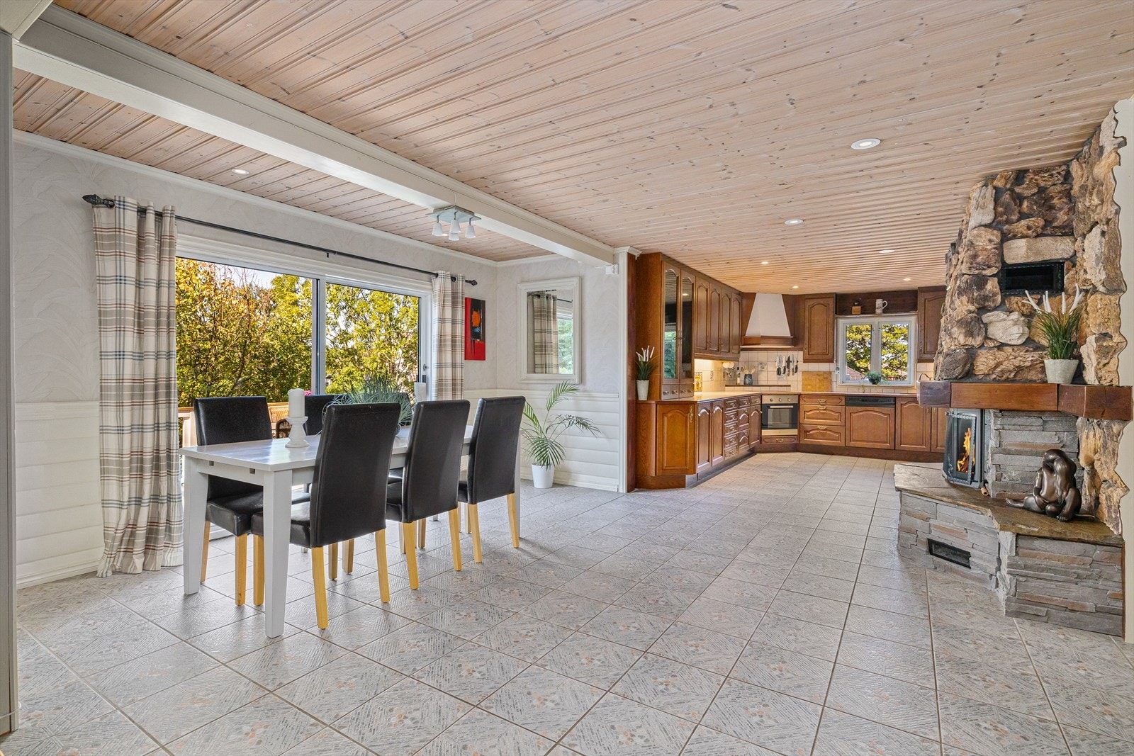 Stuen og kjøkkenet ligger i åpen løsning Galleribilde