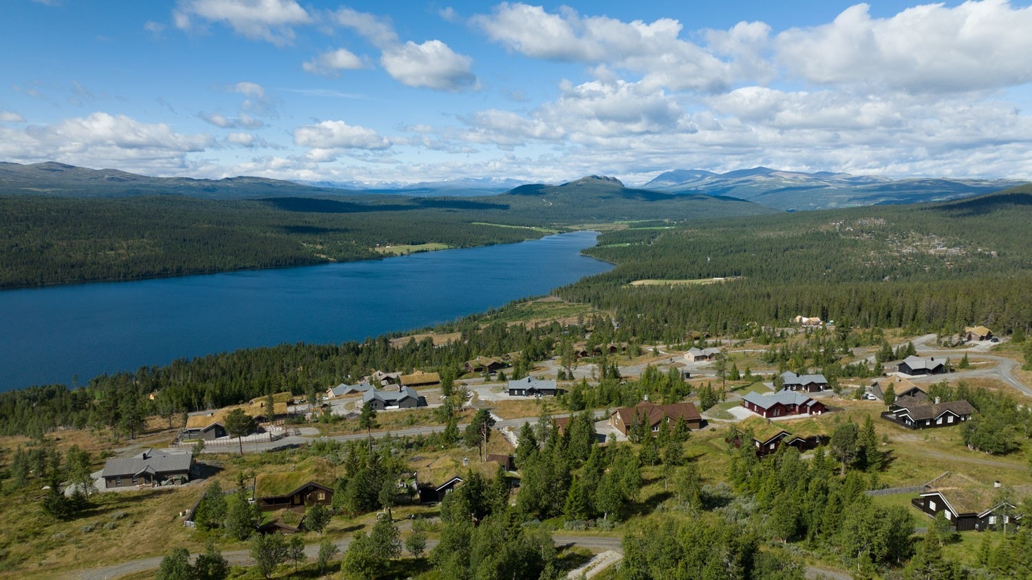 Praktfull utsikt over Gålåvatnet med Jotunheimen i horisonten Galleribilde