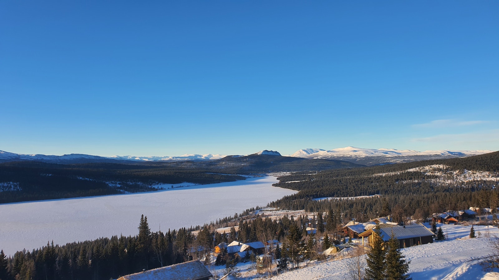 Fantastisk utsikt fra Toppagrenda mot Gålåvatnet og Jotunheimen Galleribilde