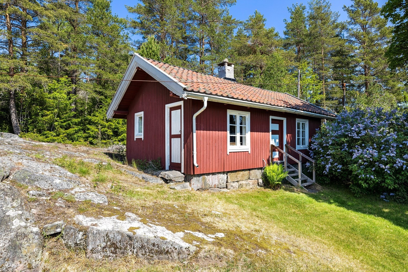 Anneks på 30m² med stue og kjøkkenkrok. Taket ble lagt om i 2005/2006. Galleribilde