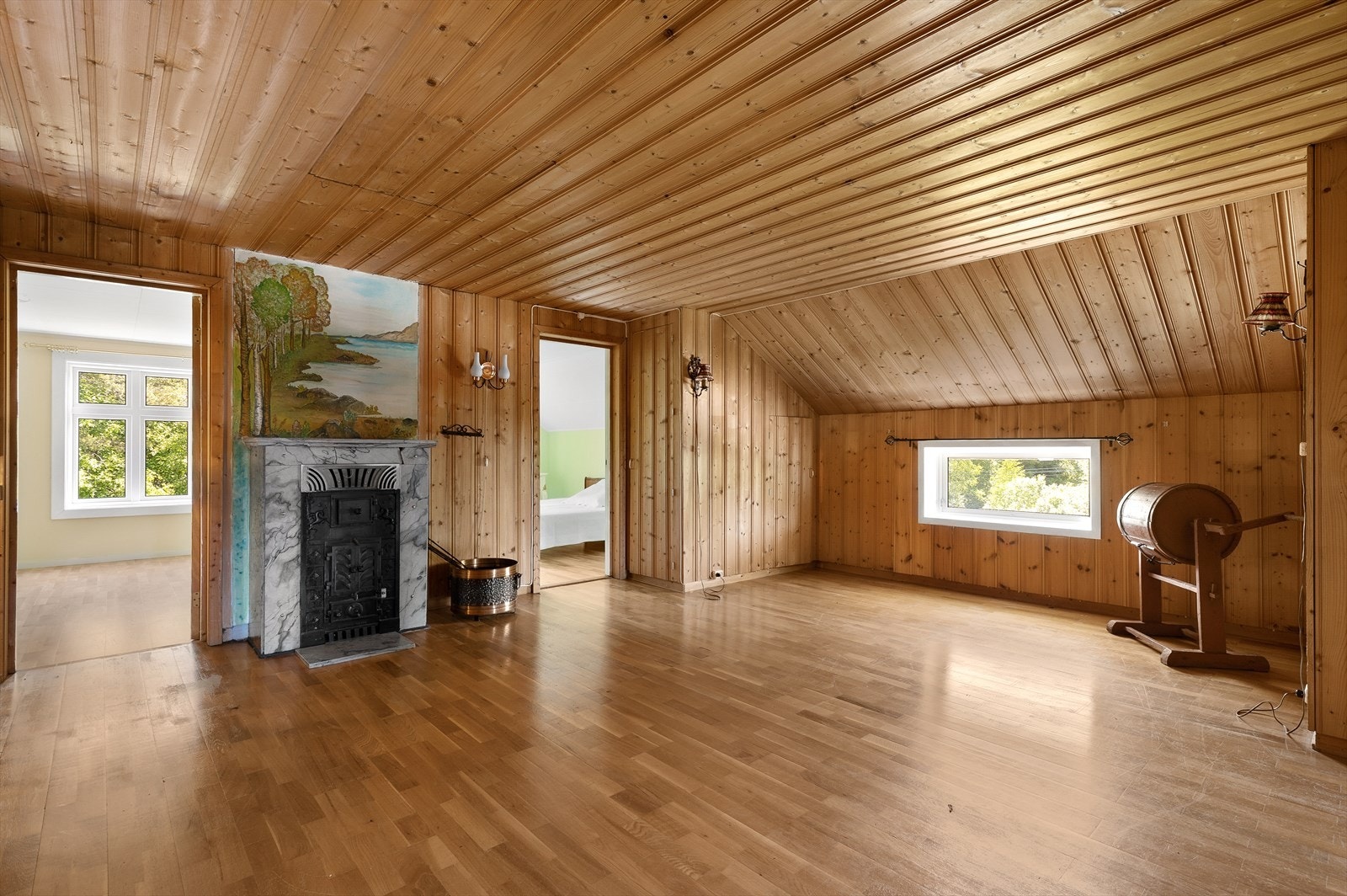 Trapperom i 2.etasje med koselig kamin. Rommet passer fint til TV-stue, kontor eller for eksempel lekerom. Det er flere smarte lagringsrom i denne etasjen. Galleribilde