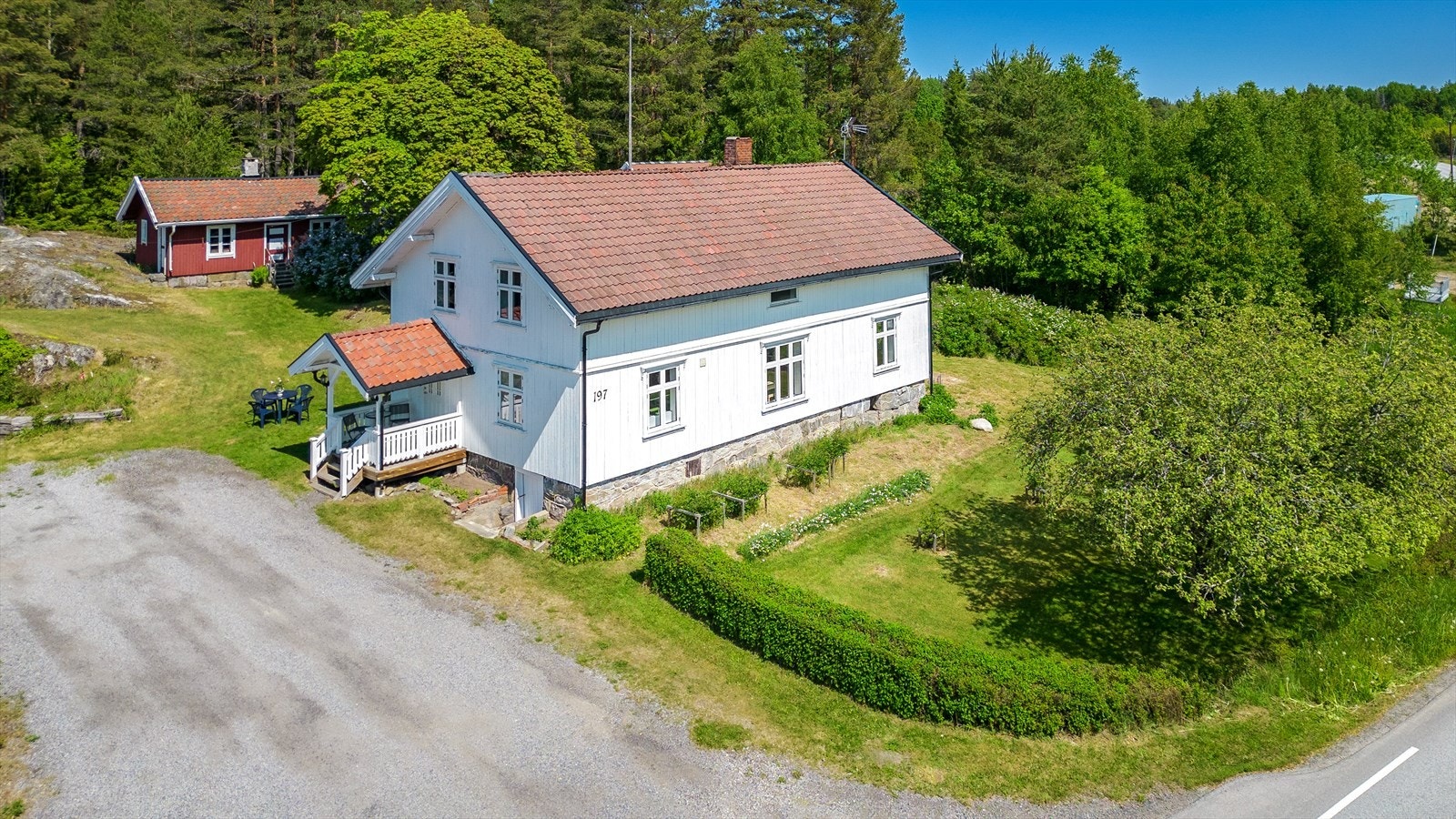 Sjarmerende bolig, opprinnelig fra ca. 1815, på meget idyllisk og solrik tomt! Galleribilde