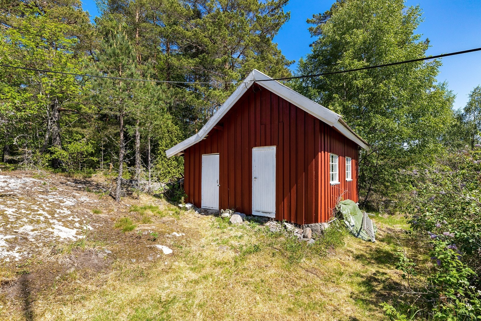 Utehus/bod med utedo. Galleribilde