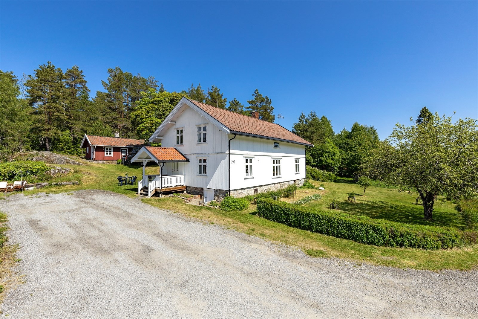 Tomten er på hele 2,5 mål og det er rikelig med plass til store og små! Galleribilde