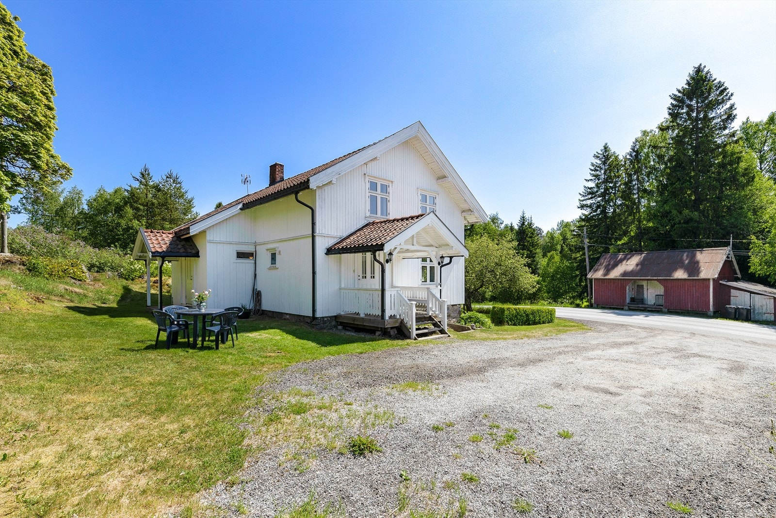 Boligen ble etterisolert og fikk ny kledning, samt takstein i 2006. Galleribilde