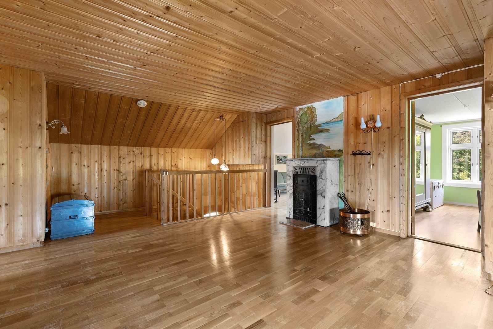 Trapperom med gode lagringsmuligheter i diverse boder og kneloft. Galleribilde