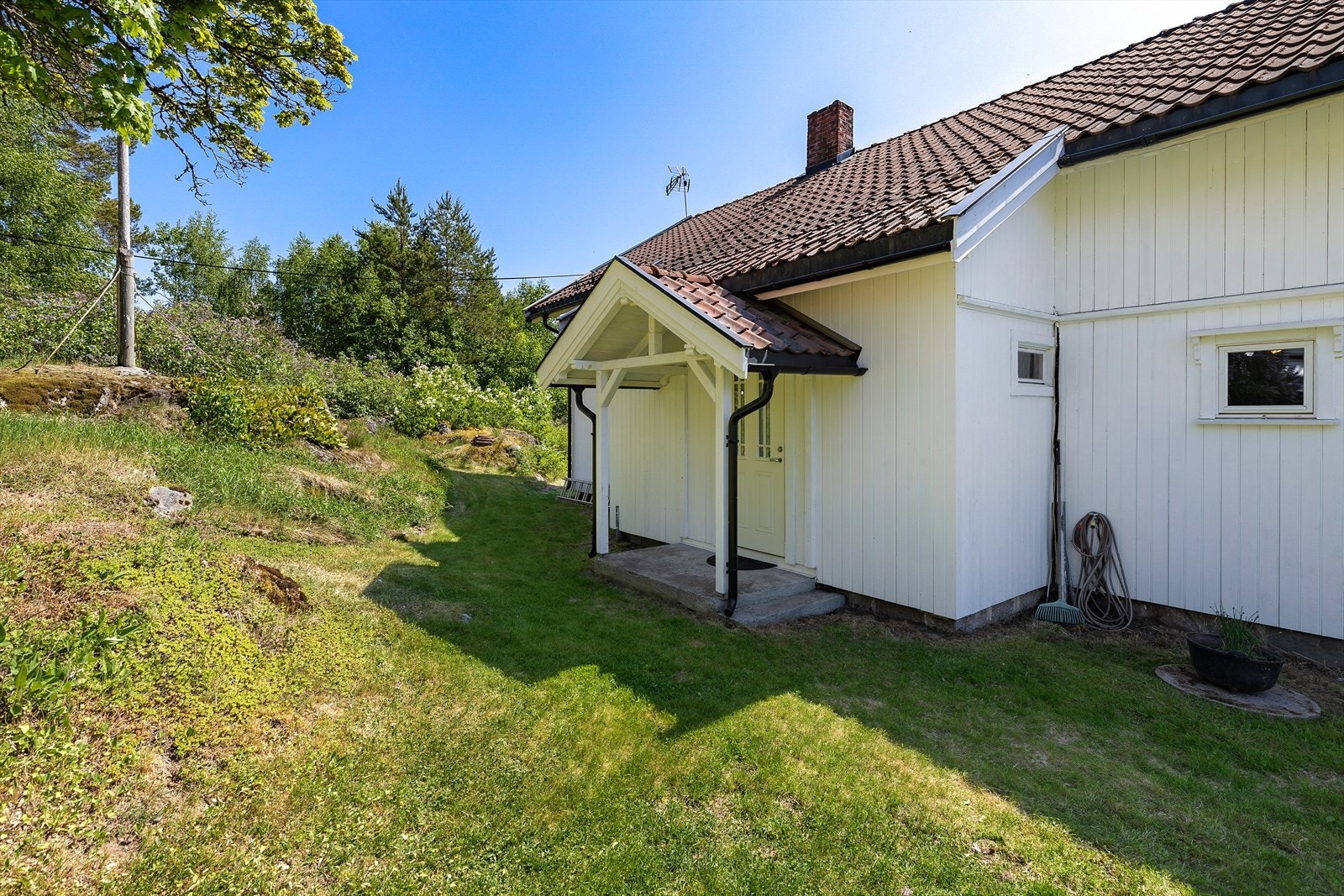 Tidligere hovedinngang. Her kommer man inn til hallen/trapperommet. Galleribilde