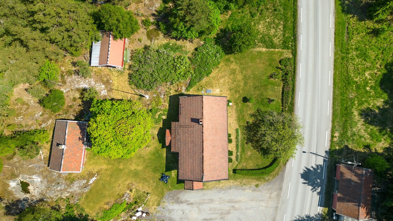 Eiendommen sett ovenfra. Store gressplener, men også mye naturtomt. Galleribilde
