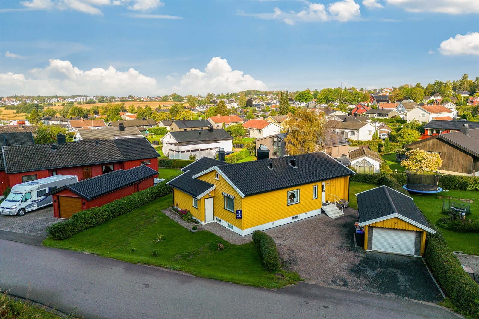 Godt med parkeringsmuligheter på eiendommen. Galleribilde