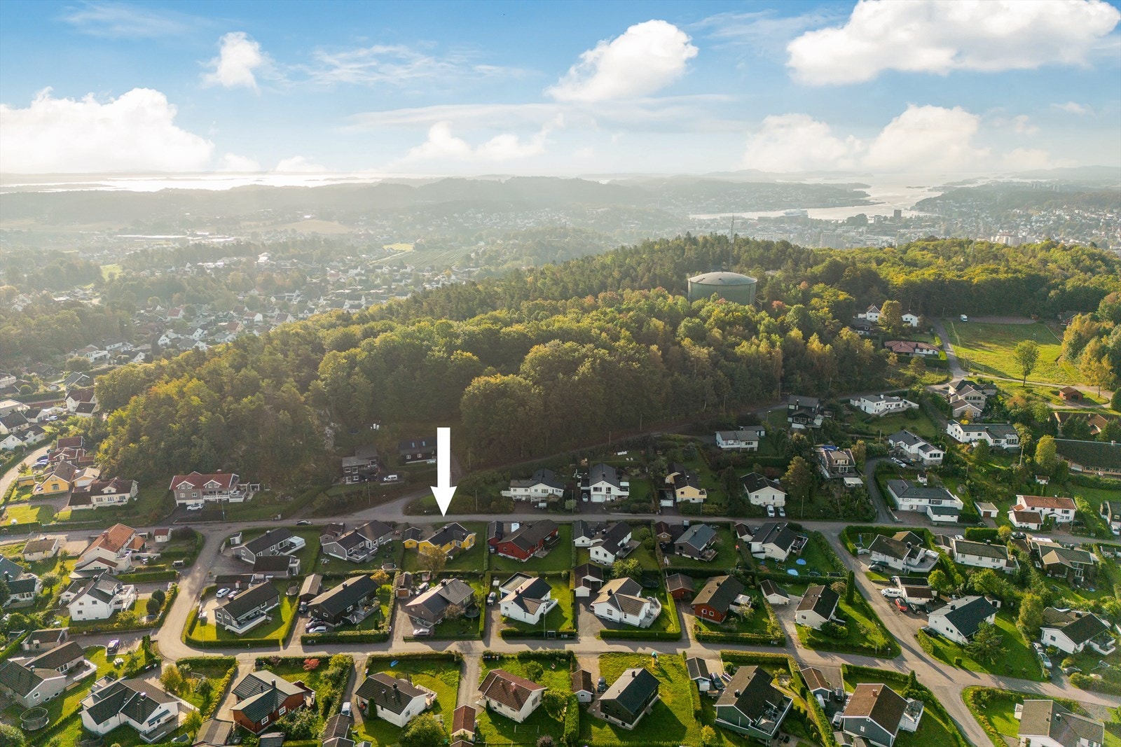 Praktfulle turområder finnes i nærområdet med bl.a. Mokollen med flott utsikt over byen Galleribilde