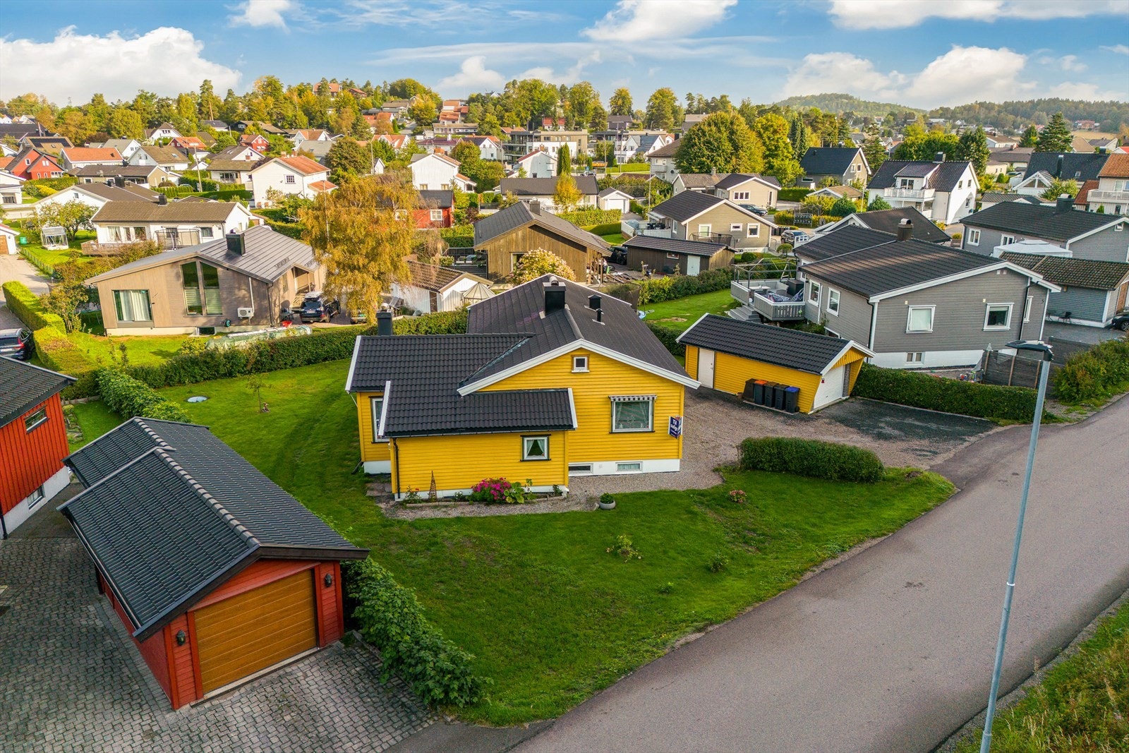 Eiendommen er solrik og dette gjenspeiler seg i eiendommens solfylte, usjenerte og ikke minst flotte uterom Galleribilde