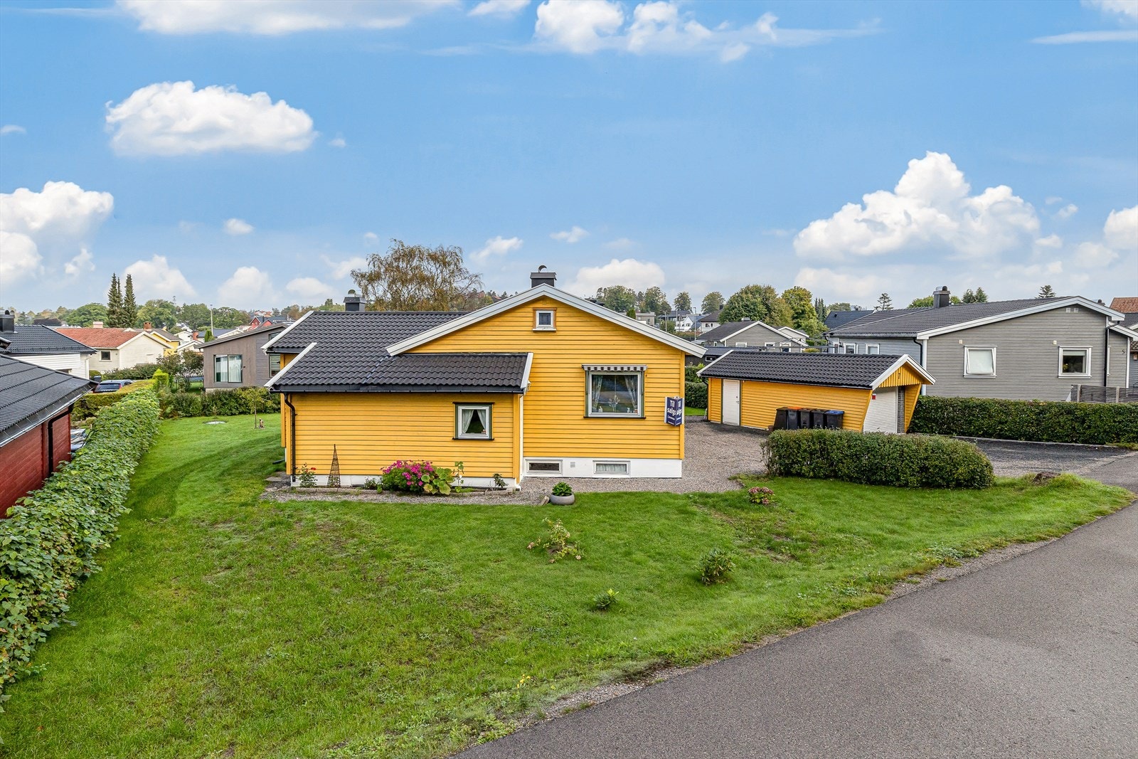 Stille, fredelig og særdeles barnevennlig område slik at de med små barn trygt kan la de håpfulle leke fritt. Boligen ligger solrikt til, med sol fra morgen til kveld Galleribilde