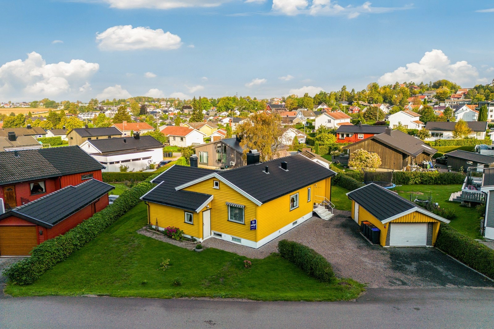 Stille, fredelig og særdeles barnevennlig område slik at de med små barn trygt kan la de håpfulle leke fritt. Boligen ligger solrikt til, med sol fra morgen til kveld Galleribilde