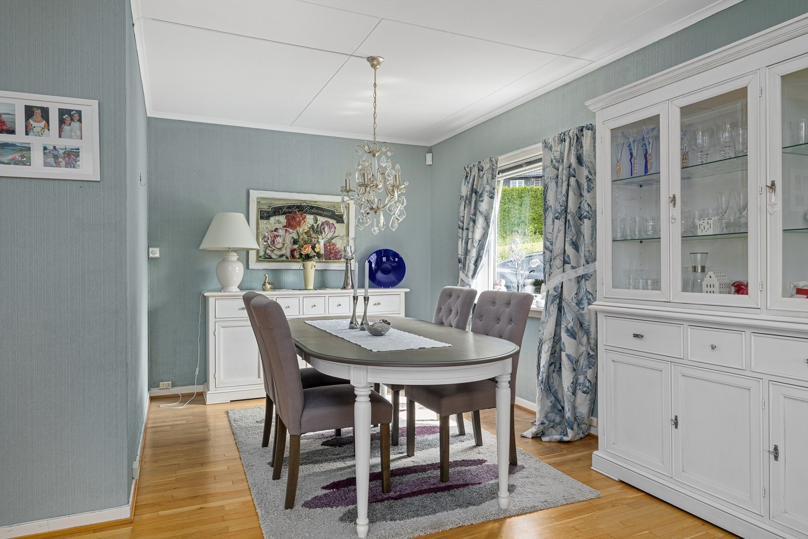 Her er det god plass til spisebord hvor man kan samle familie og venner til hyggelig samvær med god plass til langbord. Galleribilde