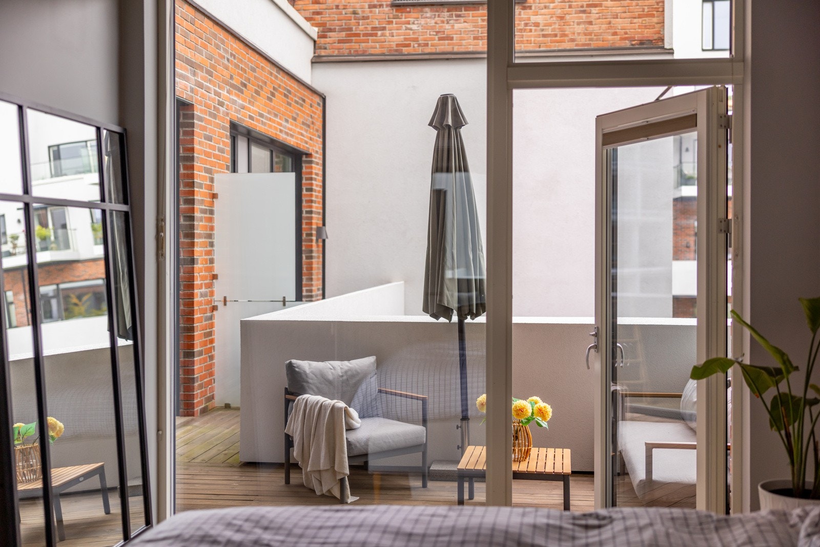 Utgang fra både stuen og soverommet til en sydvestvendt balkong på 14 m². Galleribilde