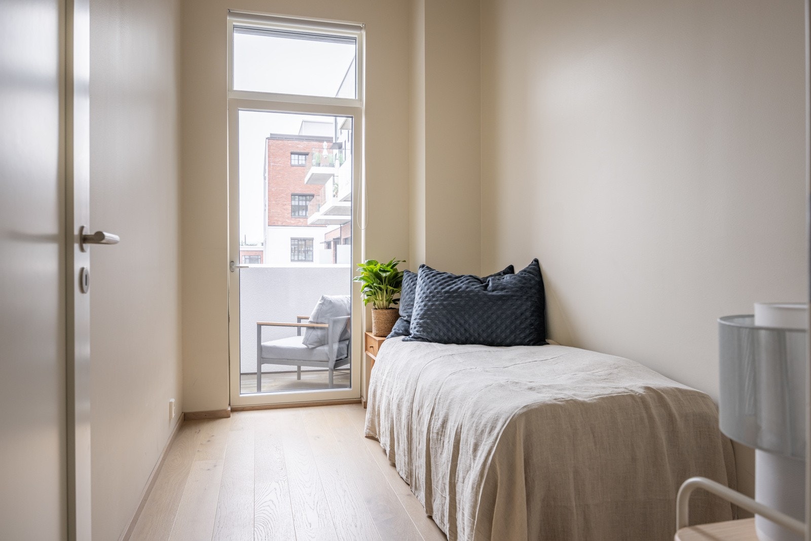 Soverom med plass til seng og nattbord, samt adkomst til delens balkong. Galleribilde