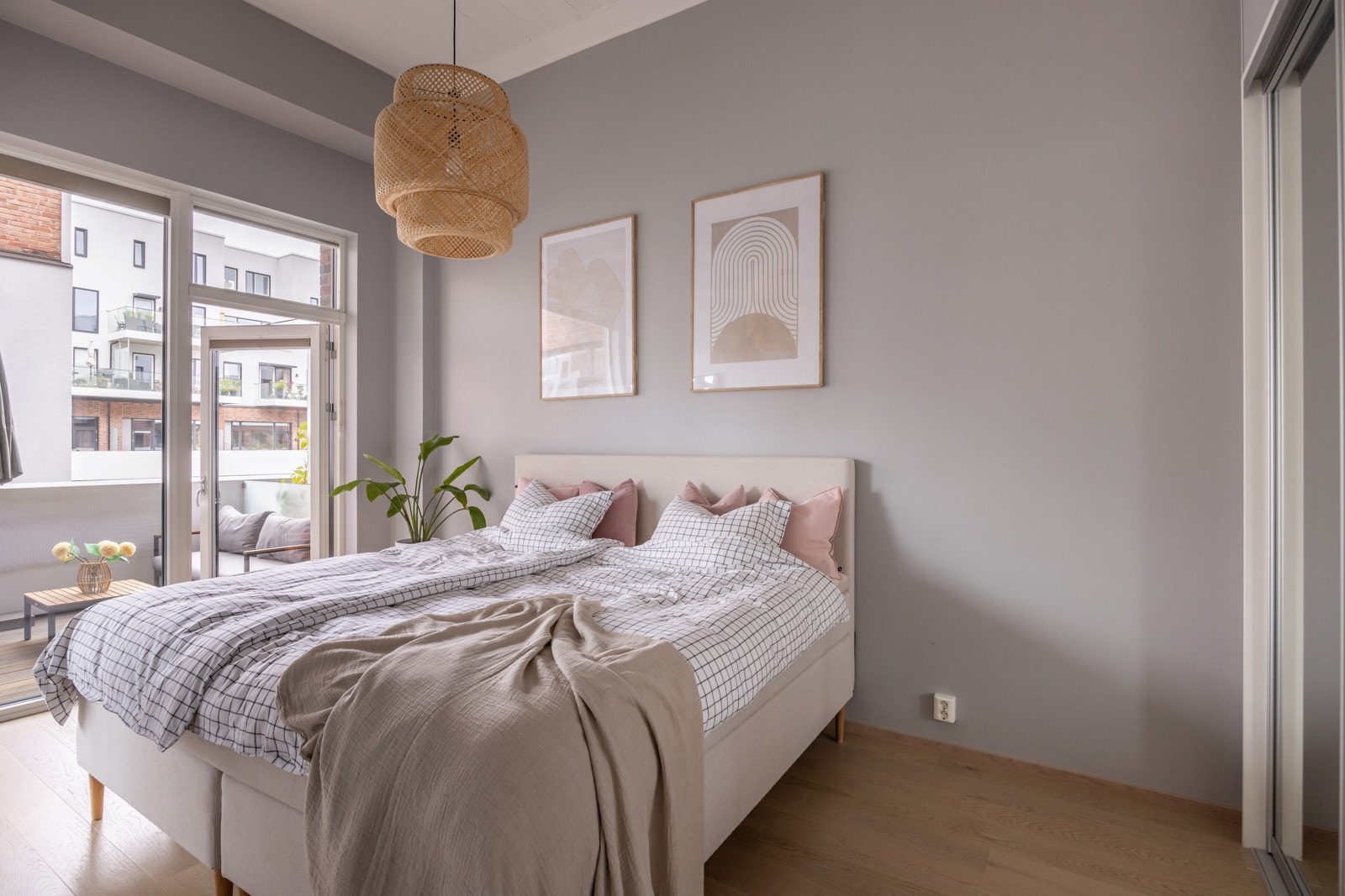 Romslig og luftig hovedsoverom med god plass til dobbeltseng og nattbord. Galleribilde