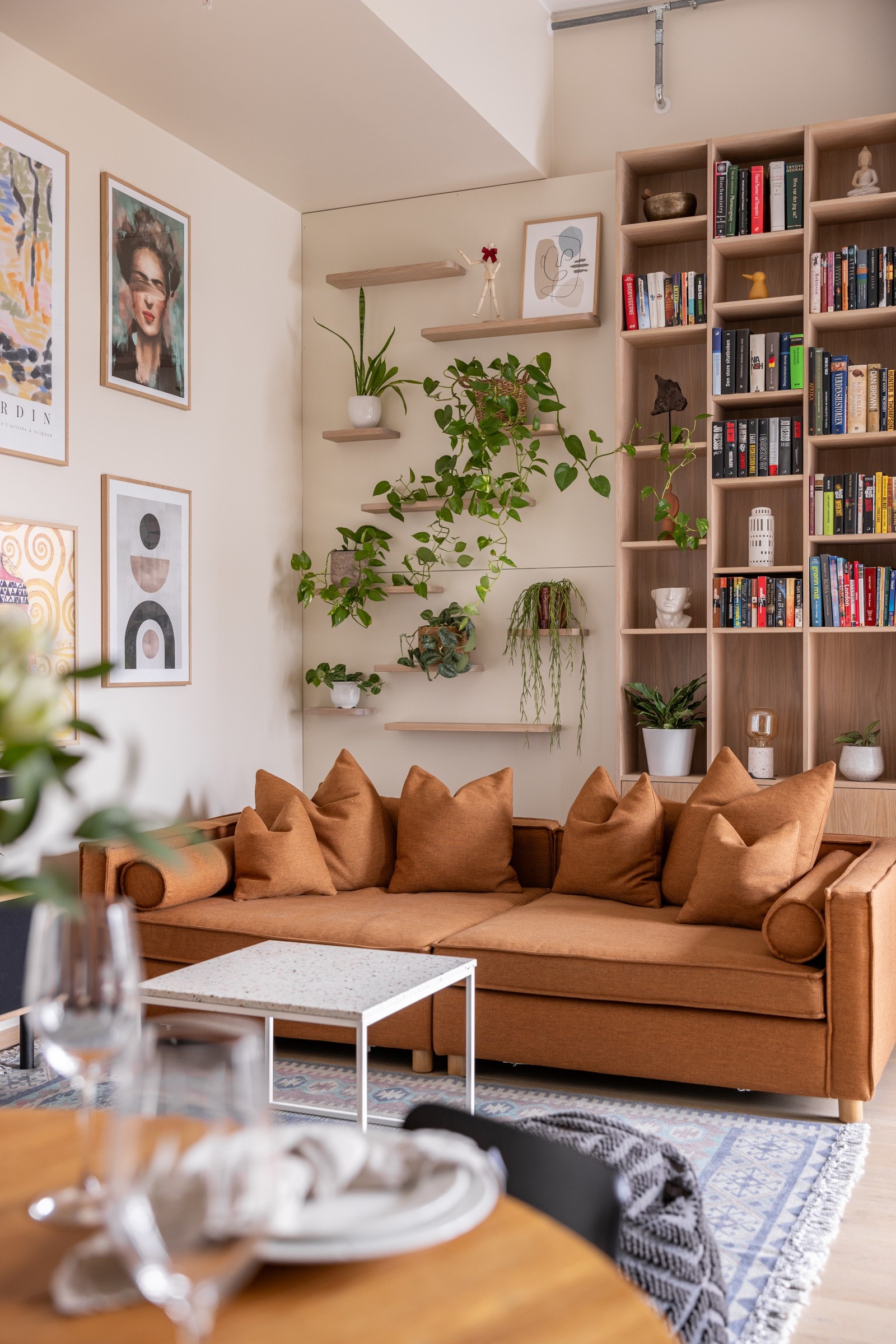 Boligen har en gjennomgående god standard, med bl. annet flere praktiske og snekkerbygde løsninger (SnekkerLars). Galleribilde