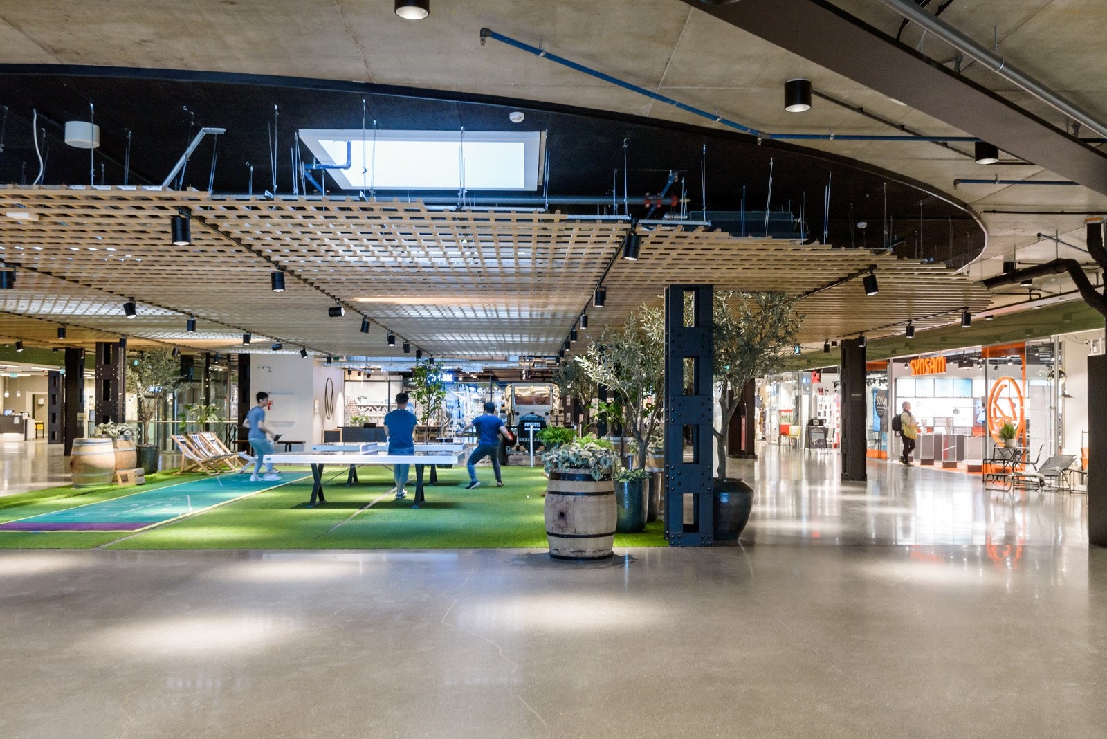 I næringslokalene i Vinslottets 1. etg finner man matbutikk, apotek, kaféer, restauranter mm. Galleribilde