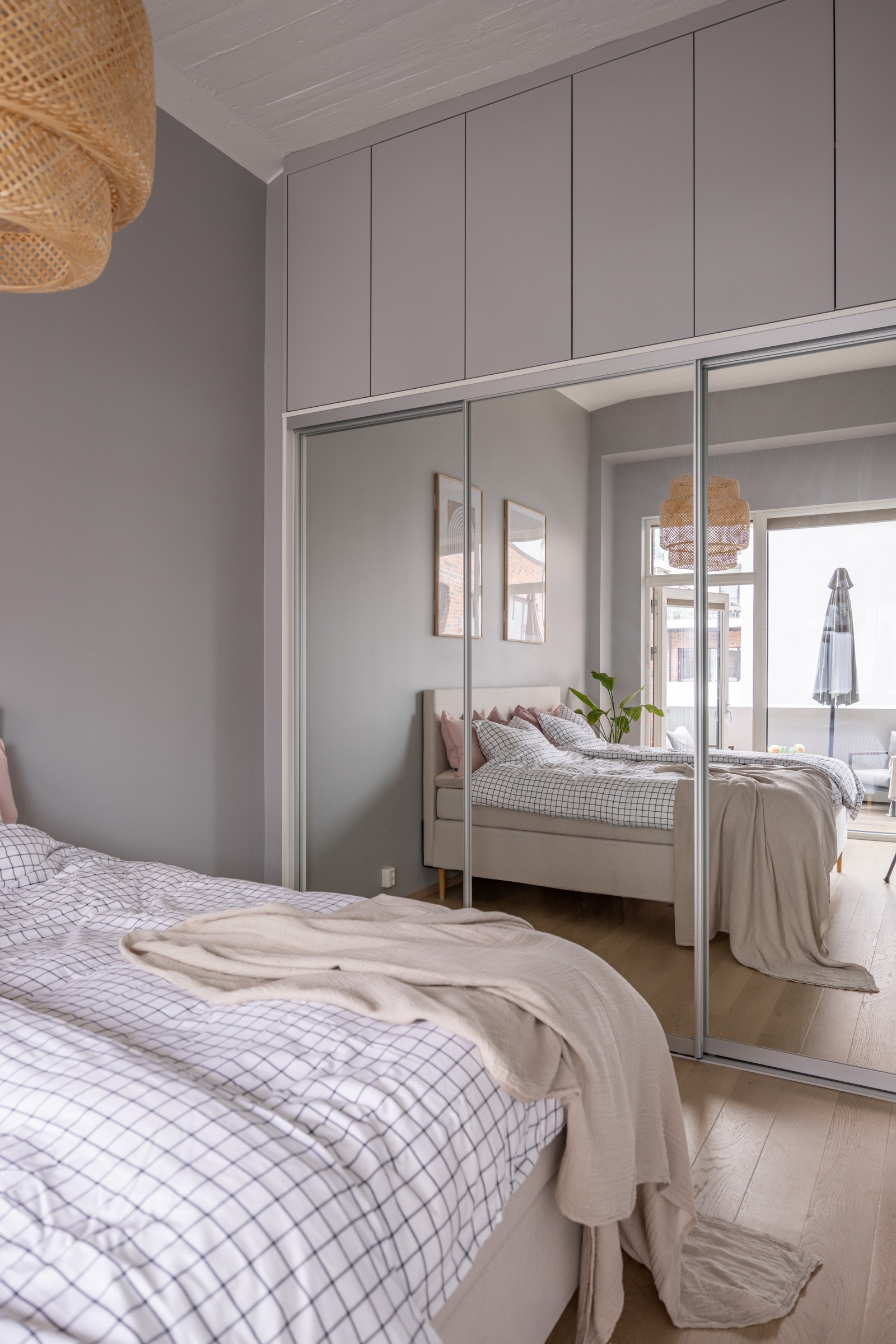 Plassbygde overskap for maksimal utnyttelse av takhøyde av møbelsnekker (SnekkerLars). Galleribilde