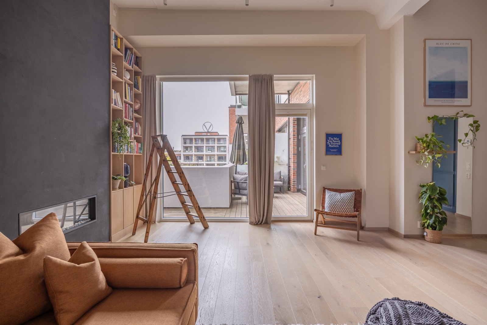 Stuen er malt i moderne og duse fargetoner, og har i tillegg flott en-stavs parkett på gulv. Galleribilde