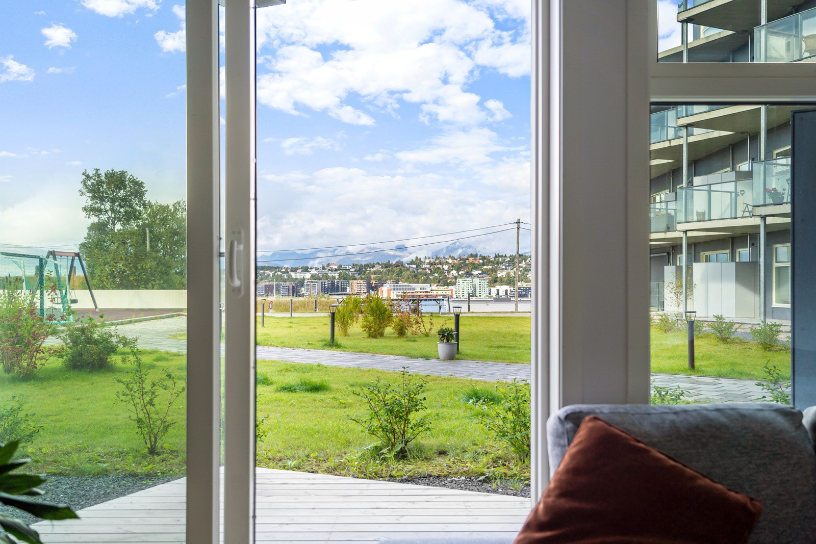 Fra stuen har du utgang til markterrasse med god plass til utemøbler!