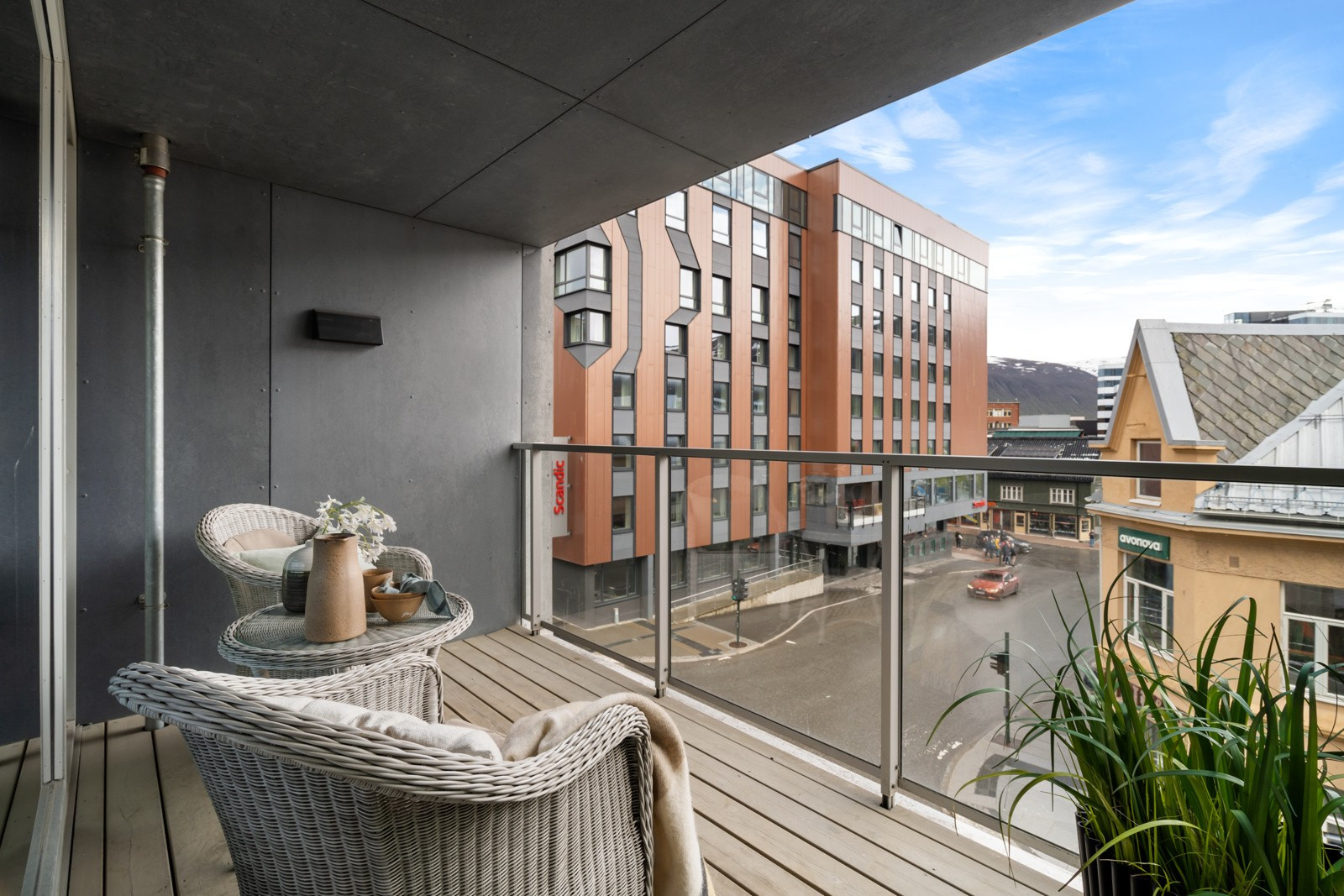 Fra stuen har du utgang til veranda med plass til utemøbler, grill og beplantning.